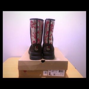 Authentic Women UGGS gently used size 6 with box